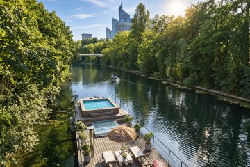 Péniche piscine région parisienne - vue Défense