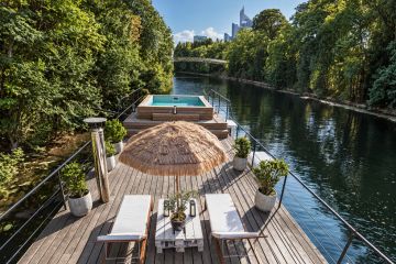 Piscine sur péniche Seine - parasol chaume et végétaux