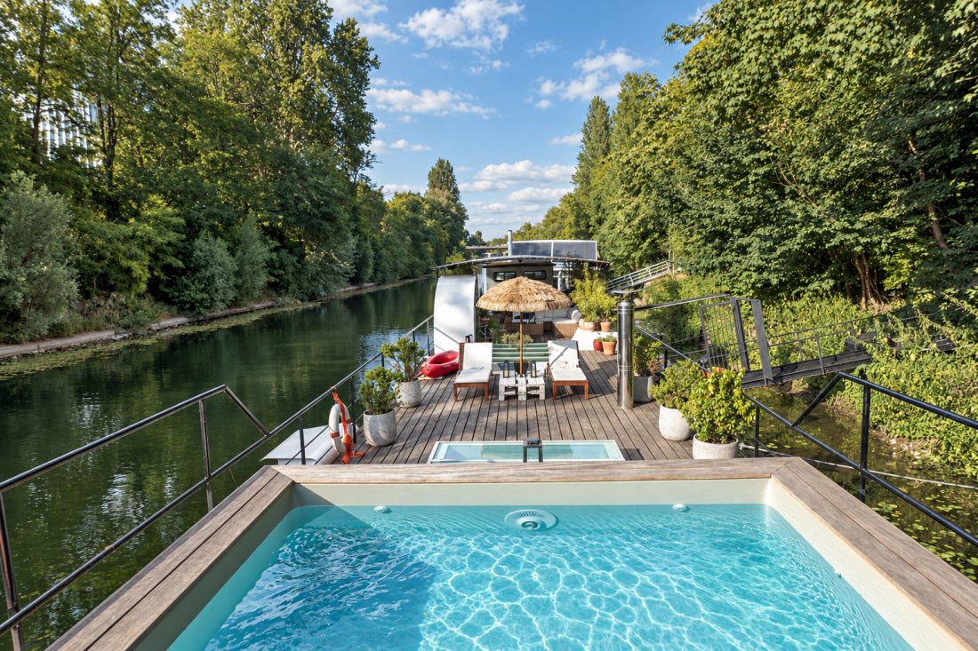 Piscine Piscinelle péniche Seine - Défense en arrière-plan