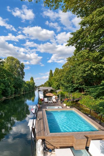 Piscine hors sol sur péniche - détail eau bleue