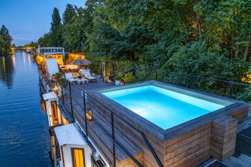 Piscine péniche Seine - ambiance terrasse