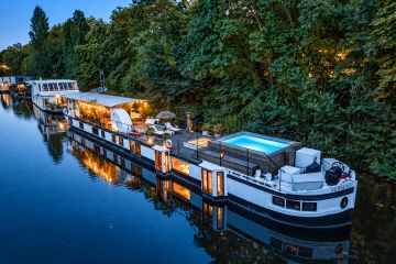 Piscine sur bateau péniche - vue depuis quai