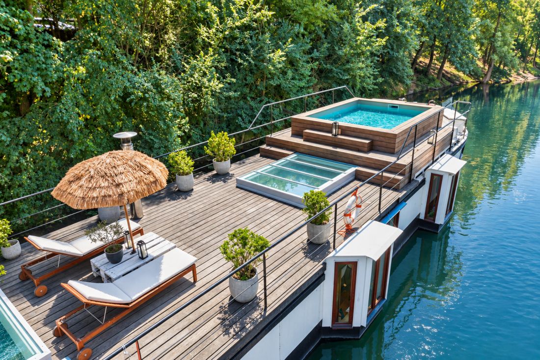 Piscine hors sol couverte sur pont teck péniche Seine - Piscinelle