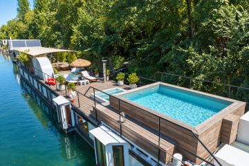 Piscinelle carrée péniche - vue large Seine