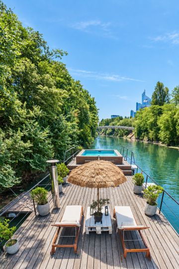 Piscine sur péniche Seine - vue plongeante