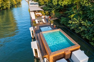 Piscine péniche Seine - vue portrait pont teck