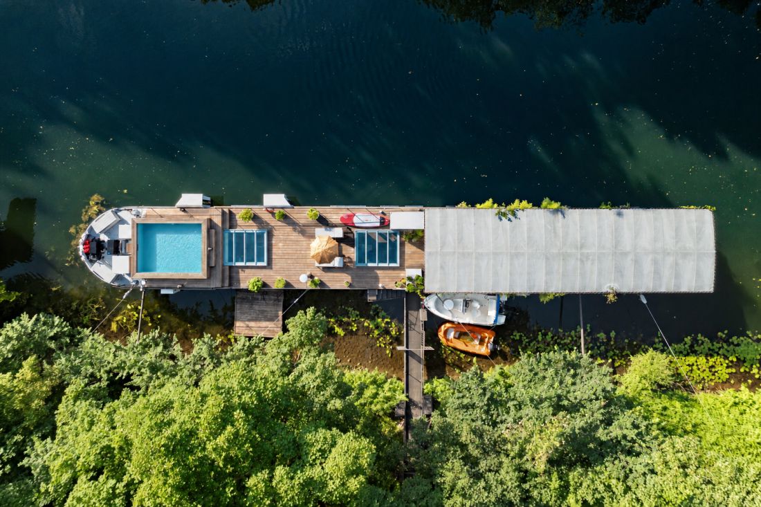 Piscine hors sol sur péniche amarrée sur la Seine - Piscinelle