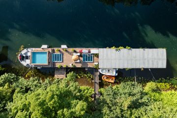 Piscine sur péniche Seine - vue large finale