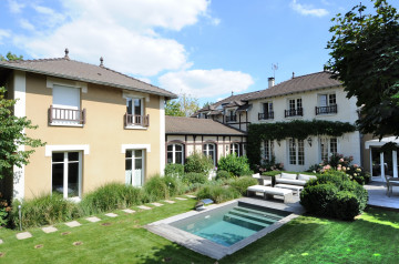 Ancien relais de chasse proche de Versailles, la maison est composée de plusieurs corps de bâtiment qui ont été reliés au fil du temps.