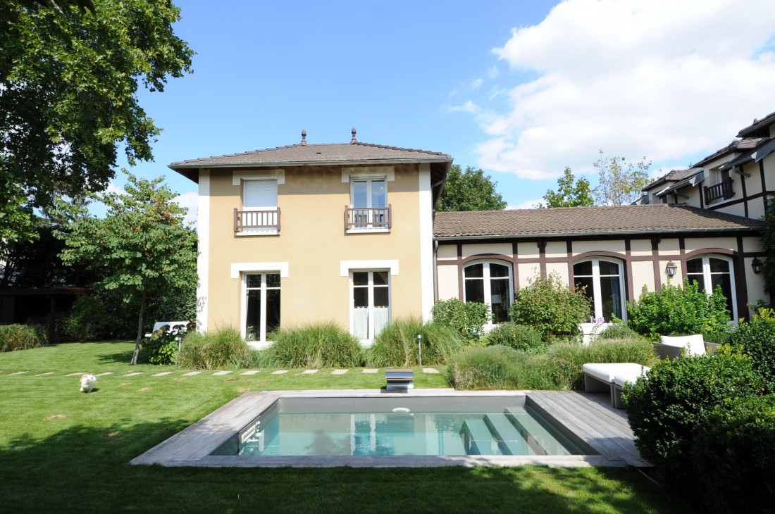 Le chat aussi court autour de la piscine, centre de gravité de ce jardin francilien.