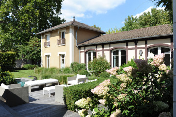 Entièrement rénové dans le respect des exigences des bâtiments de France, l'ancien relais de chasse a gardé toute son élégance jusqu'à notre XXIème siècle.