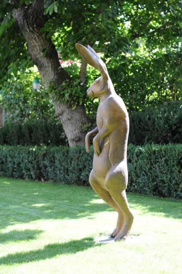 Le jardin est agrémenté d'une sculpture d'une artiste contemporaine, bronze représentant un lièvre debout.