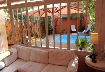 Small swimming pool in central Bordeaux