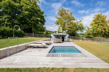 Les lignes tendues de la piscine en font un carré parfait tiré à quatre épingles.