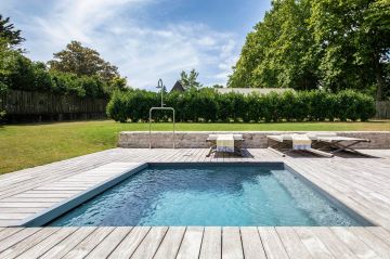 The blue water, blue sky, hours of relaxation and a sense of travel that awaits every day at the bottom of the garden conspire benignly with a Piscinelle pool that softly whispers secrets from elsewhere.