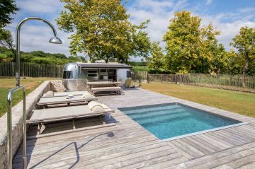 La douche d'une sobriété totale est tout en inox et répond ainsi à l'Airstream qui joue à la perfection son rôle de pool-house original et décalé.