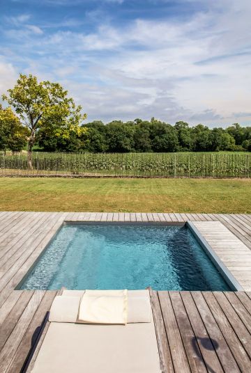 Stretched out by the side of this Piscinelle pool facing the field with the edge of the woodland not far away … all the elements in this understated setting bring calm every day of the year.