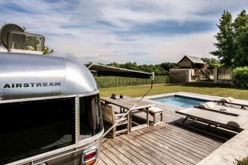 In Charente-Maritime just a stone’s throw from Royan, and yet ... this Piscinelle pool transports us elsewhere and has a power bordering on hypnosis, prompting a constant desire to revisit images of it, whose secret charm plays on our imagination despite ourselves...