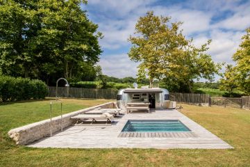 This small slice of Eden is set in the midst of a huge garden surrounded by towering trees and fields, providing a relaxing backdrop for visitors to this Piscinelle pool.