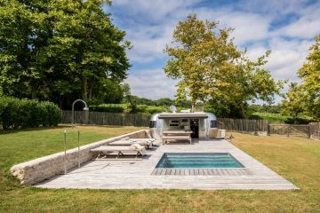 Ce petit Eden prend place au milieu d'un vaste jardin bordé de grands arbres et de champs qui donnent un sentiment de détente au visiteur de la Piscinelle.