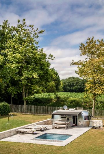 The towering trees bordering this huge site create a perfect setting for this unusual space inspiring dreams of happily whiling away the hours, even if this just means becoming absorbed in a book before the water sports and swimming begin.