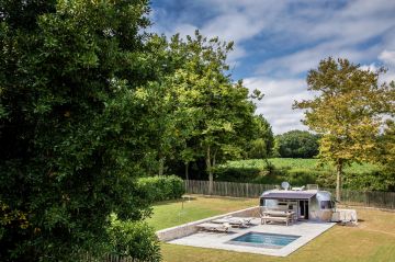 A scene so immaculate it seems pulled right out of the pages of a home decor magazine. And yet everything is simple here, almost rustic, but at the same time perfectly organised and integrated.