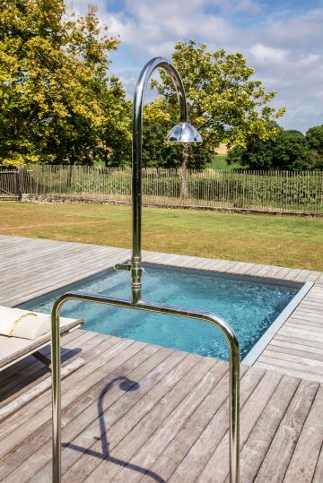 The stainless-steel shower sums up the entire project: minimalist, stylish and premium quality.