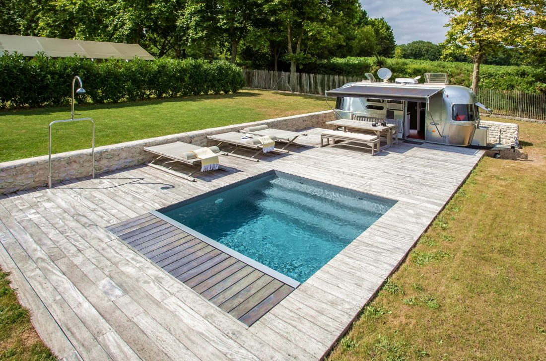 Petite piscine avec un liner gris ardoise.