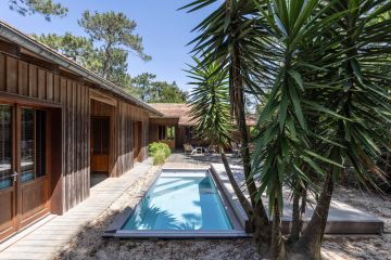 Mini piscine design intégrée au jardin de sable Cap Ferret - Piscinelle Rolling-Deck