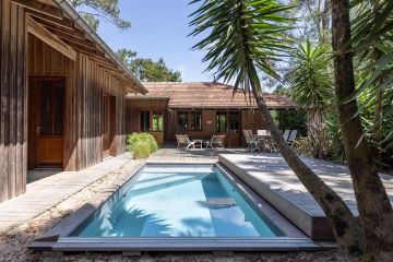 Piscine design avec terrasse mobile Rolling-Deck bois ipé au Cap Ferret - Piscinelle