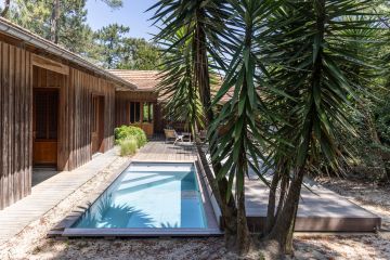 Mini piscine design intégrée au jardin de sable Cap Ferret - Piscinelle Rolling-Deck