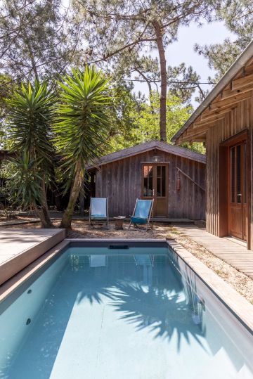 Piscine design avec terrasse mobile Rolling-Deck bois ipé au Cap Ferret - Piscinelle
