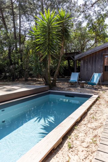 Mini piscine Rolling-Deck intégrée dans jardin cabane bois Cap Ferret Piscinelle