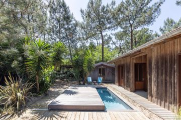 Piscine design avec terrasse mobile Rolling-Deck bois ipé au Cap Ferret - Piscinelle