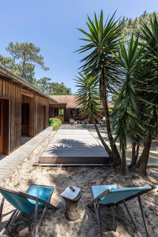 Piscine design intégrée au jardin de sable Cap Ferret avec Rolling-Deck bois ipé
