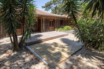 Mini piscine design intégrée au jardin de sable Cap Ferret - Piscinelle Rolling-Deck