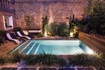 Small swimming pool in central Toulouse