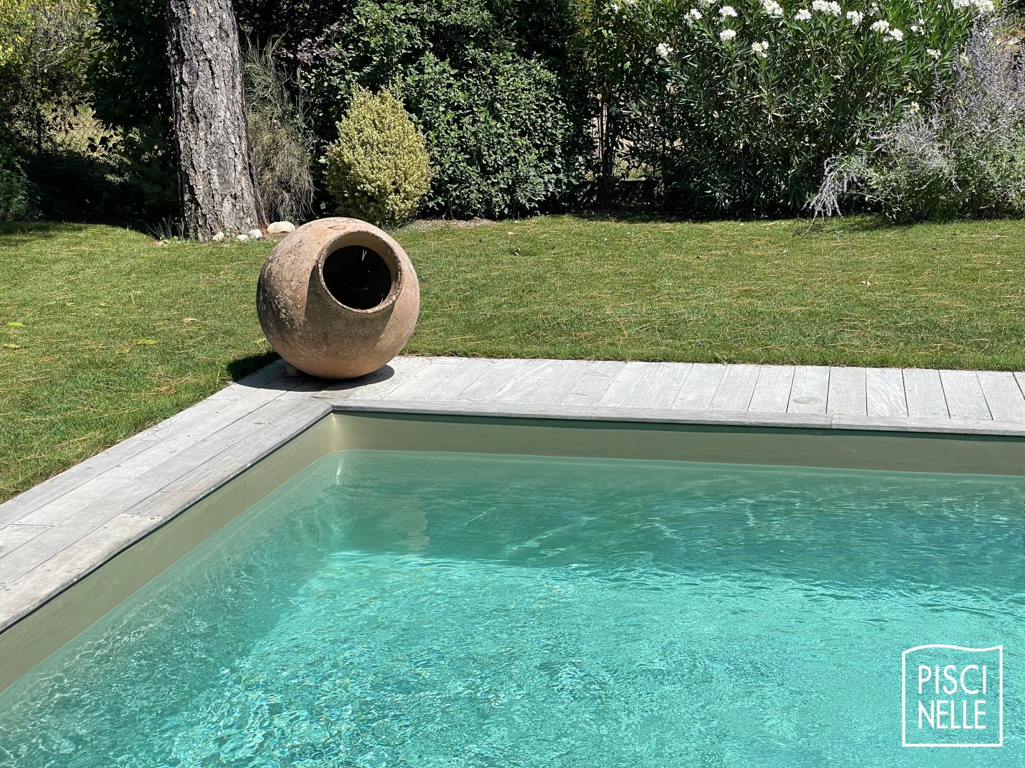 Liner de piscine noirs ou gris pour un eau sombre