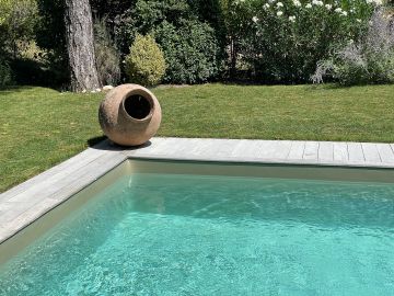 Piscine équipée d'un liner vert argile.