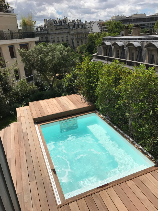 The challenge of installing a mini-pool on a roof terrace in central Paris has been successfully overcome with a build that is both minimalist and balanced in terms of its space management, a feat notably achieved by fitting a Rolling-Deck.