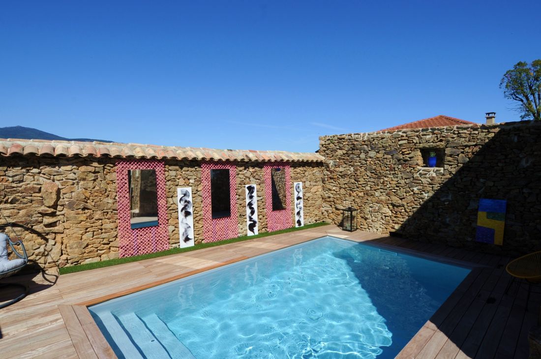 L'espace qui était en contrebas du jardin a été rehaussé et réhabilité utilement en un espace piscine cosy et accueillant. 