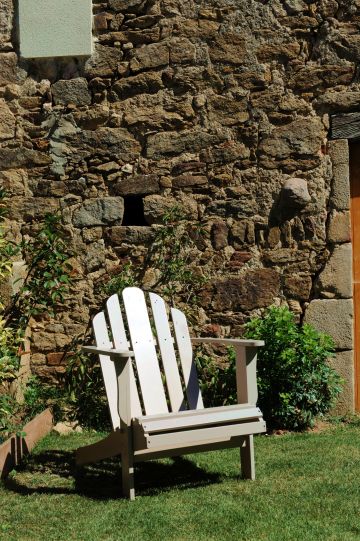 La petite chaise en bois est autant un élément de décoration simple que le parfait endroit pour fermer un œil face au soleil ouvert...