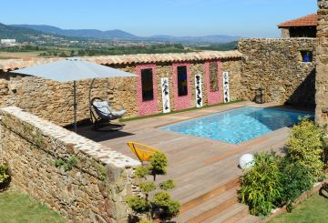 Totalement rhabillée d'une terrasse ipé sur pilotis, la piscine a été installée hors-sol dans un lieu auparavant en contrebas et inutilisé dans le jardin.