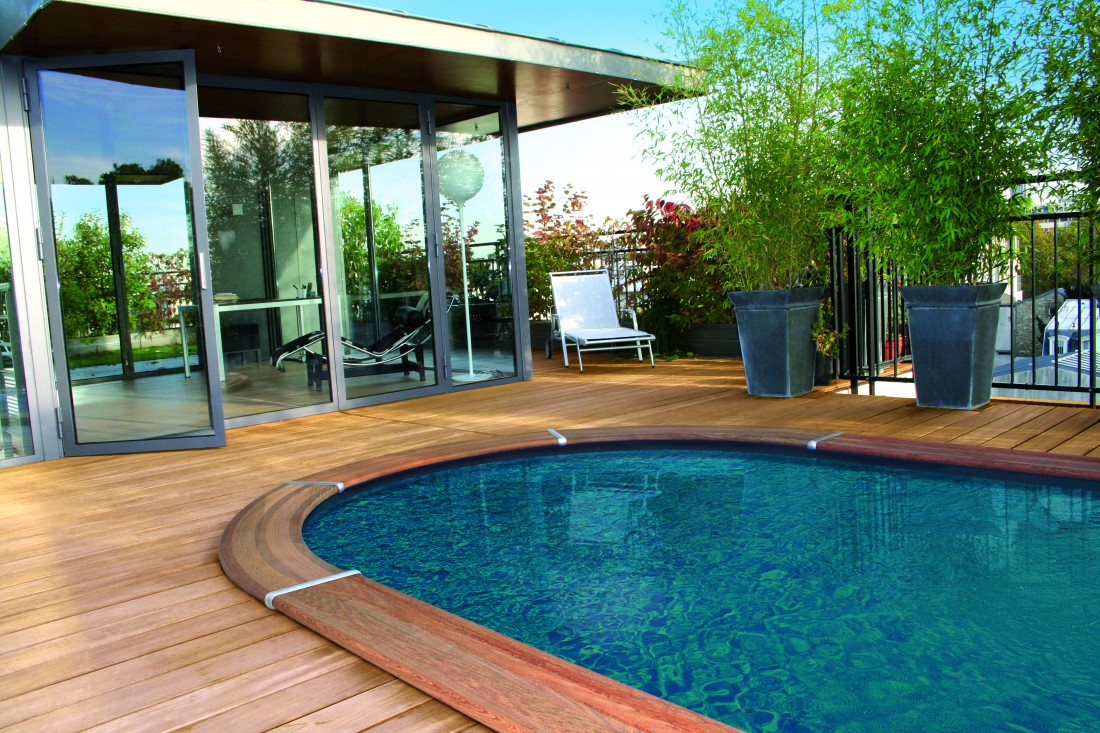 Piscine arrondie sur le toit d'un loft parisien.