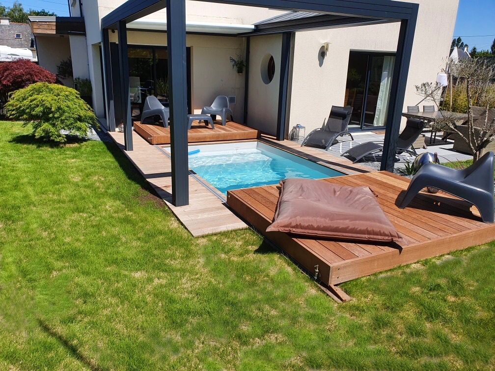 Mini-piscine, Rolling-Deck et pergola sont le triptyque d'un nouvel art de vivre maîtrisé et apporté au cœur du foyer familial.