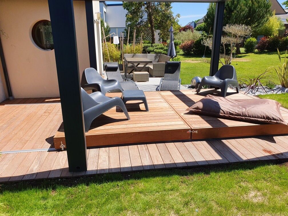 Une fois le Rolling-Deck refermé la piscine disparaît pour laisser place à une simple terrasse dans un jardin... comme par magie.