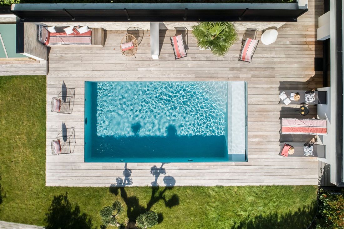 Synthèse de l'espace piscine : des angles droits, des espaces de circulation agréables, des plages pour la détente, d'autres pour le jeu et de la place pour le jardin dans lequel il s'implante.
