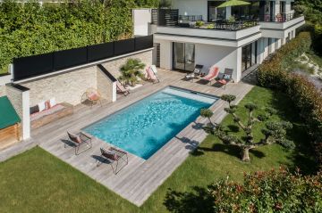 Piscine et maison d'architecte... une réussite d'intégration contemporaine.