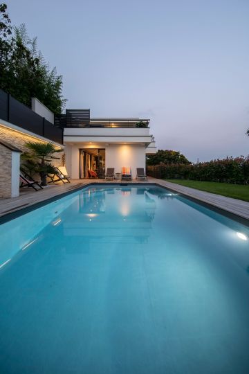 As the minutes pass, more and more of the pool is revealed as it becomes more visible than the sky: it's time for the pool to play its role as a night-time attraction.