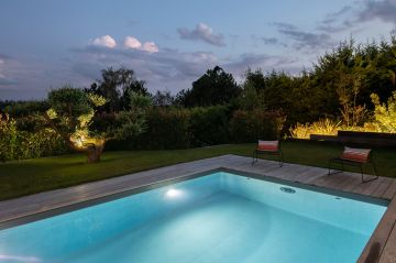 Dans le bassin éclairé, la nage à contre-courant apparaît et permet la natation aux heures de la nuit.